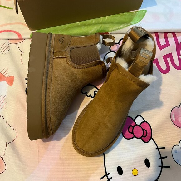 UGG Platform Chelsea Boots - Picture 4 of 8